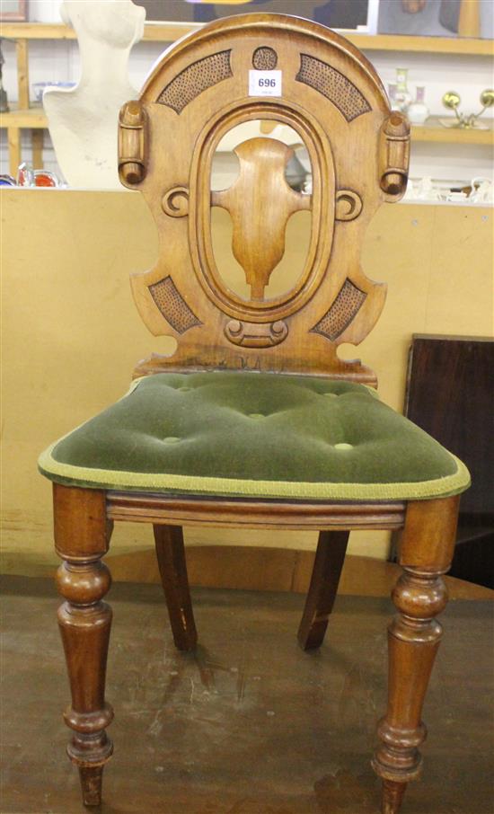 Victorian walnut hall chair(-)